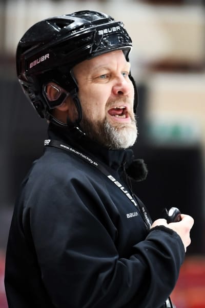 Mikko Manner leder Brynäs IF:s träningar.