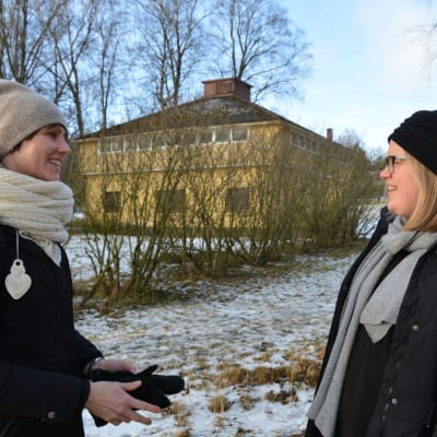 Arkitektstuderandena Noora Paajanen och Meliina Rantalainen funderar på vad man kunde göra med tvättstugan i Malmnäs.