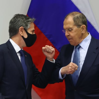 USA:s utrikesminister Antony Blinken och Rysslands utrikesminister Sergej Lavrov möts i maj 2021. Blinken bär munskydd medan han gör en armbågshälsning med Lavrov.