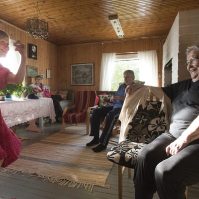 Orvokki Lousujärven mökissä Niesissä elokuussa 2016 Lappiballadi-projektissa. Titta Court tanssii.
