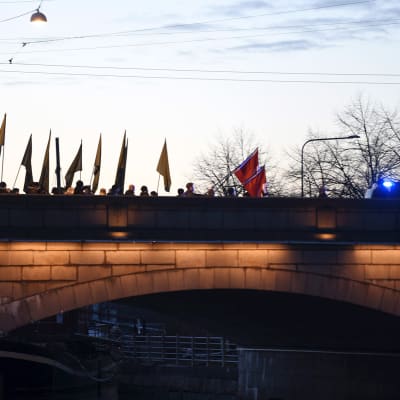 Uusnatsien Kohti vapautta! -marssi ylittämässä Pitkääsiltaa natsien hakaristilippujen kanssa Helsingissä itsenäisyyspäivänä.