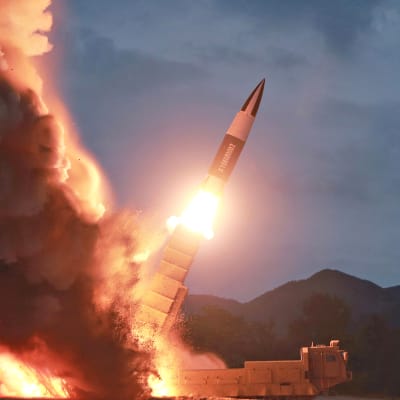 Pohjois-Korean valtiollisen median (KCNA) jakama kuva ohjuskokeesta 10. elokuuta 2019.