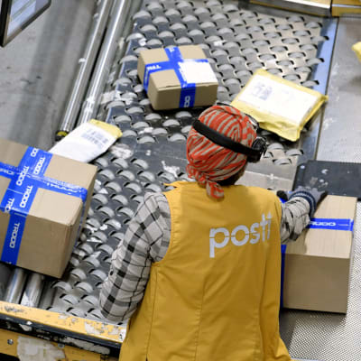 Postipaketteja käsittelyssä Postin logistiikkakeskuksessa Vantaalla. 