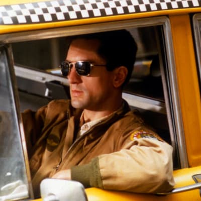 Travis Bickle (Robert de Niro) ajaa taksiaan elokuvassa Taksikuski