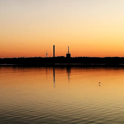 PVO-Lämpövoima Oy:n rakennukset horisontissa