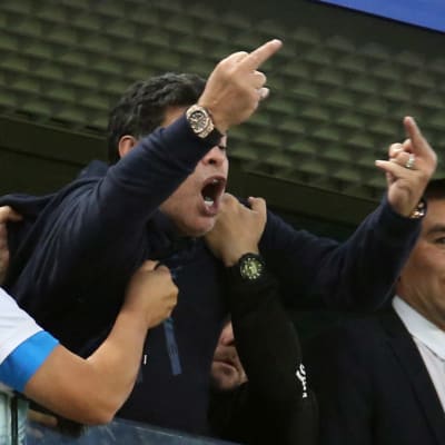 Diego Maradona betedde sig märkligt under VM-matchen Nigeria–Argentina.