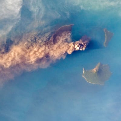 Krakatoas utbrott 2018 gav upphov till stora rökplymer.