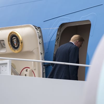 Yhdysvaltain presidentti Donald Trum kävelee lentokoneen sisälle.