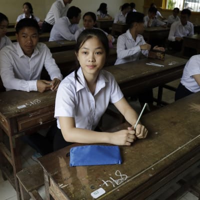 Oppilaita tekemässä loppukoetta Phnom Penhissä. 
