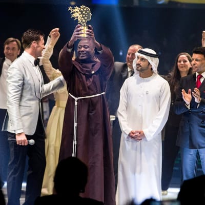 Peter Tabichi är franciskanmunk och var klädd i Franciskanordens kåpa då han tog emot sitt pris på en gala i Dubaipå söndagen. 