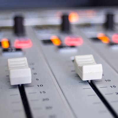 Ett mixerbord i en radiostudio.