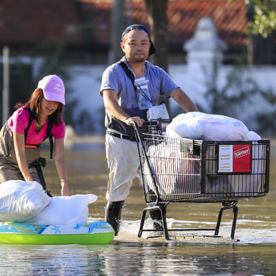 Ihmiset kantoivat tavaroita kodeistaan Houstonissa, Texasissa 31. elokuuta.