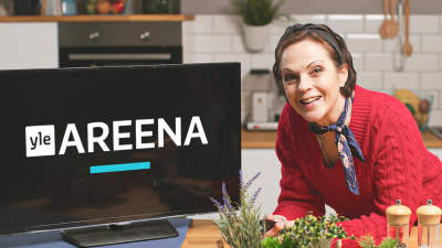 Juontaja Anna-Liisa Tilus television vieressä, jossa yle areena logo.