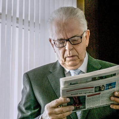 Karaktären Benedikt läser en tidning i serien Case.