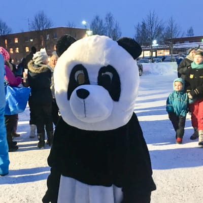 Pandoja odottelemassa Ähtärissä oli tietysti myös pandamaskotti