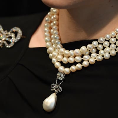 Marie Antoinettelle kuulunut helmi- ja timanttikoru myytiin ennätykselliseen hintaan.