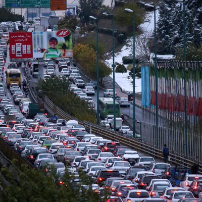 Autoilijat tukkivat moottoritien Teheranissa vastalauseena bensan hinnan korotuksille.