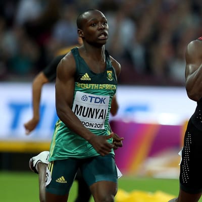 Clarence Munyai längst till vänster löper 200 meter i VM