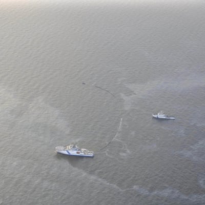 Kaksi laivaa Itämerellä keräämässä öljyä vuonna 2019 juhannuksena.