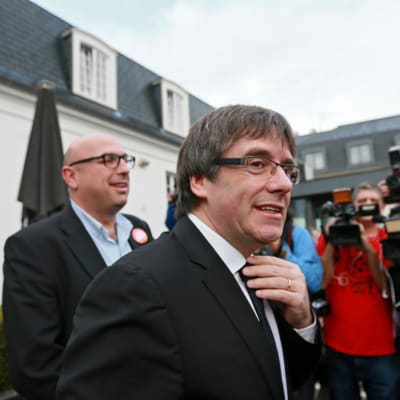 Erotettu katalaanijohtaja Carles Puigdemont avasi vaalikampanjansa Oostkampin pikkukaupungissa Belgian Flanderissa 25. marraskuuta.