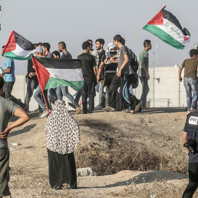 Palestiinalaiset osoittavat mieltään lähellä Israelin rajaa.