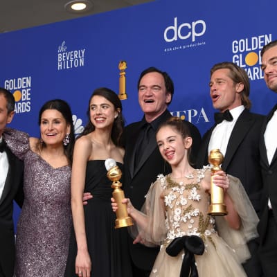 Parhaan musikaali- tai komediaelokuvan palkinnon sai elokuva Once Upon a Time in Hollywood. Kuvassa vasemmalta David Heyman, Shannon McIntosh, Margaret Qualley, Quentin Tarantino, Julia Butters, Brad Pitt, ja Leonardo DiCaprio. 