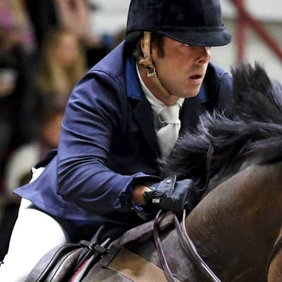 Robert Whitaker rider i Helsinki International Horse Show.
