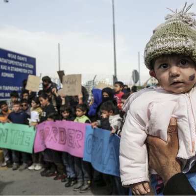 Kreikassa odottavat pakolaiset ovat epävarmoja tulevaisuudestaan. Kuva on otettu Ateenan edustalla Pireuksen satamassa 8. maaliskuuta.