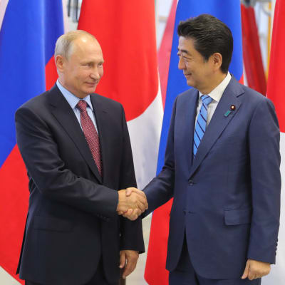 Putin ja Abe tapasivat Vladivostokissa.
