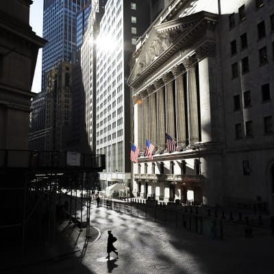 Aurinko paistaa Wall Streetilla New Yorkissa.