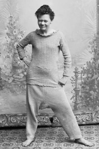 Fotografen Marie Høeg i bylsiga underkläder i slutet av 1800-talet.