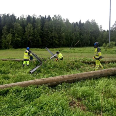 Herrfors anställda reparerar det som en omkullblåst elstolpe orsakade i Oravais