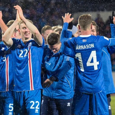 Isländarna firar efter slutsignalen.