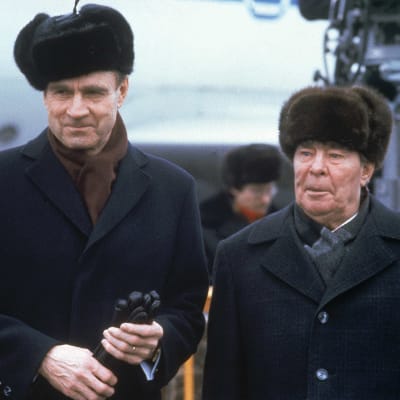 Presidentti Mauno Koivisto Moskovan lentokentällä Leonid Brezhnevin kanssa presidenttikautensa ensimmäisen Neuvostoliittoon suuntautuneen vierailun alkaessa.