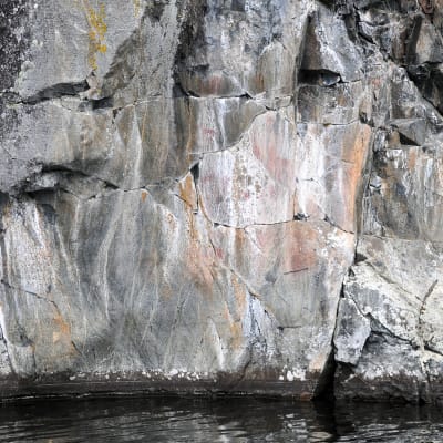 järvestä nouseva kallio