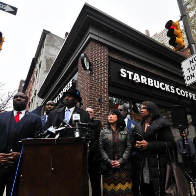Lehdistötilaisuus Philadelphian keskustan Starbucks- kahvilan edessä.
