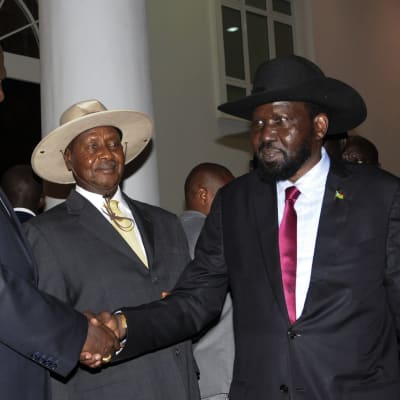 Salva Kiir ja Riek Machar rauhanneuvotteluissa Ugandassa.