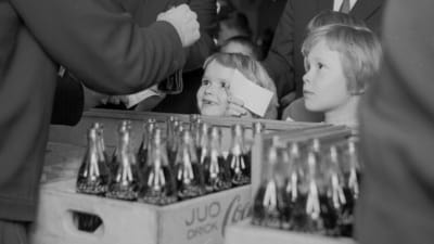Barn får smaka på Coca-Cola, 1950