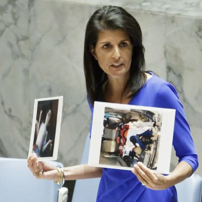 USA:s FN-ambassadör Nikki Haley visar upp bilder på offren i en gasattack i Syrien under FN:s säkerhetsråds krismöte. Över 70 miste livet i attacken, 20 av dem barn.
