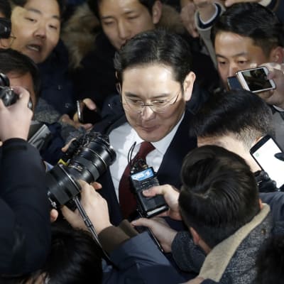 Samsungin varapuheenjohtaja Lee Jae-yong toimittajien ympäröimänä
