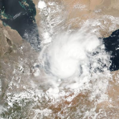 Satelliittikuva Sagar-myrskystä sen ollessa vielä Adeninlahden päällä.