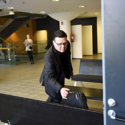 Poliisijohdon virkarikosjutun käsittely Helsingin käräjäoikeudessa, Jari Aarnio menossa istuntosaliin.