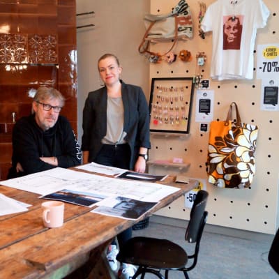 Beni Edström och Elin Härmälä ser på skisser över hur Storgatan 4 kan se ut i framtiden.