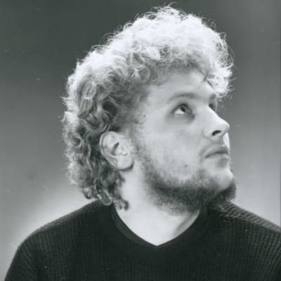 Nuori teologian opiskelija Jaakko Heinimäki mustavalkoisessa valokuvassa vuonna 1985.