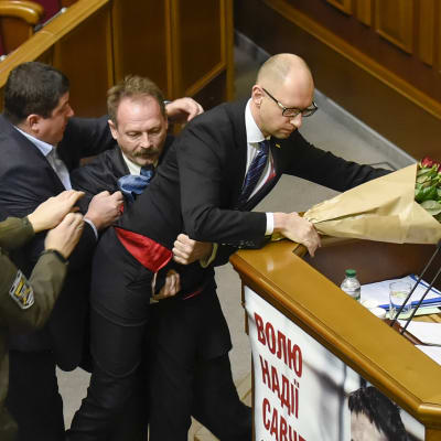 Ukrainsk parlamentariker lyfter bort premiärminister Jatsenjuk från talarpodiet 11 december 2015