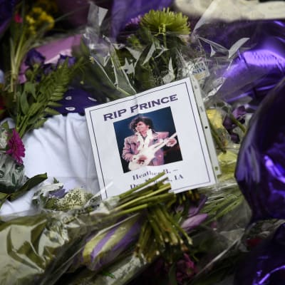 Fanit jättivät Princen muistoksi kukkia Minneapolislaisen klubin eteen huhtikuussa 2016.