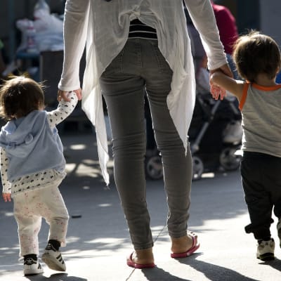 Nainen etsii suojaa lastensa kanssa Tijuanassa