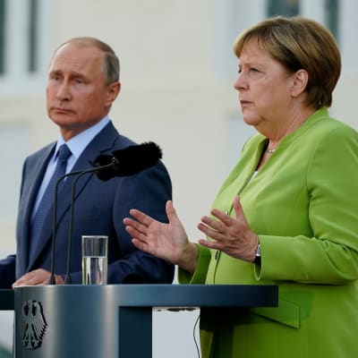 Saksan liittokanleri Angela Merkel ja Venäjän presidentti Vladimir Putin pitämässä tiedotustilaisuutta Berliinin ulkopuolella 18. elokuuta 2018.