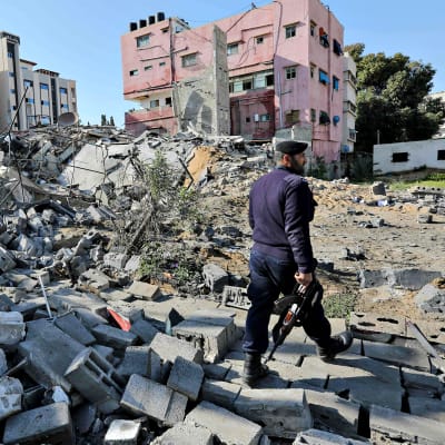 Poliisi tutkii Israelin pommitusten tuhoja Gazan kaupungissa 26. maaliskuuta 2019.