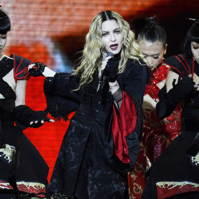 Madonna esiintymässä Zürichissä Sveitsissä  Rebel Heart Tourilla.